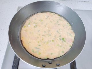 16、胡萝卜+黄瓜+火腿鸡蛋饼,平底锅里倒油，一点点，小火，油微微热，把面糊倒进去，摊平。如果有油刷，用刷子在锅底刷一层油最好。