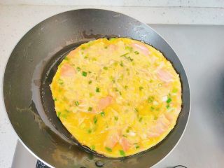 17、胡萝卜+黄瓜+火腿鸡蛋饼,一直小火慢煎，煎到底下成型，并且端起平底锅，鸡蛋饼可以整体晃动，就可以翻面了。