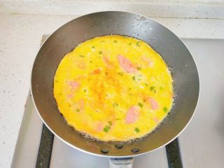 18、胡萝卜+黄瓜+火腿鸡蛋饼,翻面后，还是小火煎。煎到下面成金黄色，关火。如果喜欢锅巴，可以再多煎一会儿。