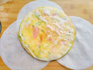 19、胡萝卜+黄瓜+火腿鸡蛋饼,如果饼比较油，准备好吸油纸，将饼倒在吸油纸上，吸下油。