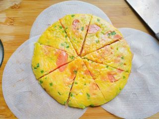 20、胡萝卜+黄瓜+火腿鸡蛋饼,然后切成自己喜欢的形状，就可以了。