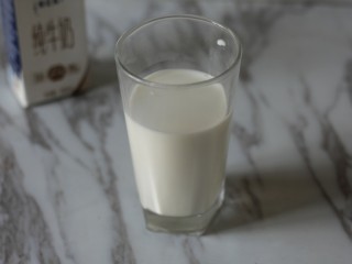 3、红枣奶香窝头,室温牛奶放入微波炉加热20秒至温热。