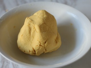 6、红枣奶香窝头,用手将面粉团起。