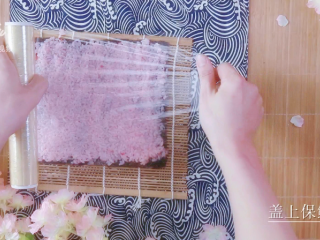 9、樱花寿司-踏青赏春最佳美食伴侣,覆盖一层保鲜膜，轻轻按压