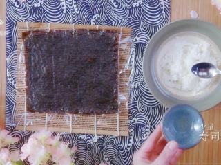 11、樱花寿司-踏青赏春最佳美食伴侣,取另一半米饭，加少许寿司醋