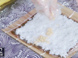 14、樱花寿司-踏青赏春最佳美食伴侣,在白米饭上放肉松，铺匀