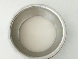 2、香葱芝麻油饼,温水中放入发酵粉搅拌融化。