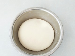 4、香葱芝麻油饼,面团发酵双倍大。