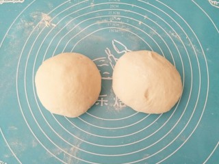 6、香葱芝麻油饼,面团取出排气，分割成两个小面团。