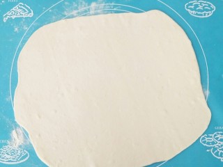 7、香葱芝麻油饼,取一个小面团幹成面皮。