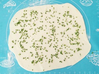 8、香葱芝麻油饼,先涂上花生油，撒上适量盐，撒上香葱碎。