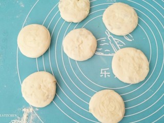 11、香葱芝麻油饼,在按扁。