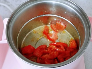 9、快手早餐~虾仁时蔬面疙瘩,另起油锅,加入切好的番茄翻炒,炒至番茄变软。