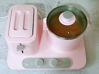 11、快手早餐~虾仁时蔬面疙瘩,盖上盖子,调到最大档,烧开。