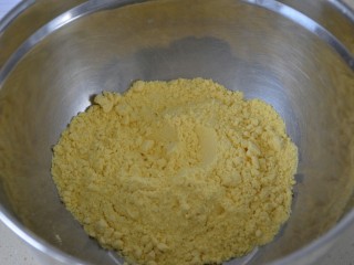 1、玉米面窝窝头,150克细玉米面放大盆内。