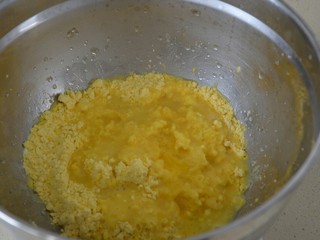 2、玉米面窝窝头,加开水120克。