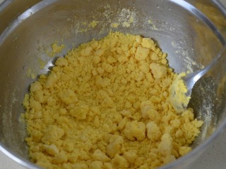 3、玉米面窝窝头,趁热用勺子或筷子搅拌均匀，成小面渣状，静置放凉。