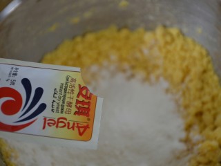 5、玉米面窝窝头,我用的是这种袋装的酵母粉，一包5克，很方便。