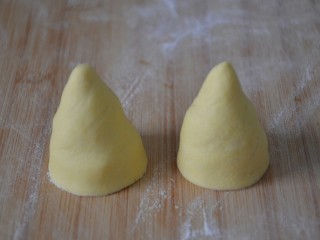 16、玉米面窝窝头,放面板上用双手掌外侧，慢慢搓成窝窝头的形状。