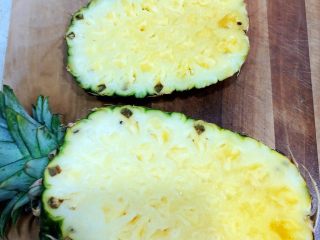 2、泰式菠萝饭,菠萝切开1/4