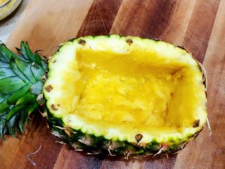 3、泰式菠萝饭,慢慢将果肉挖出