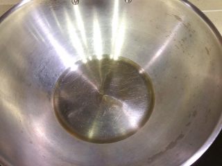 6、泰式菠萝饭,热锅以后倒入油