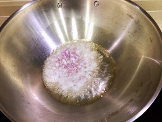 7、泰式菠萝饭,烧至八成热后放入洋葱