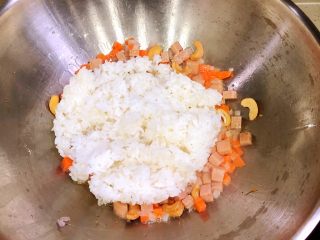 11、泰式菠萝饭,然后加入米饭,翻炒均匀