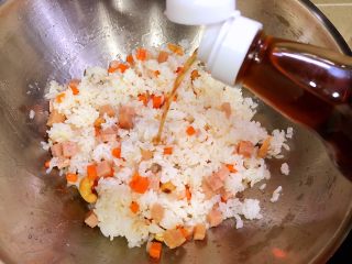 13、泰式菠萝饭,加入鱼露,做菠萝饭必须加鱼露,味道才地道