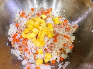 14、泰式菠萝饭,放入提前准备好的菠萝