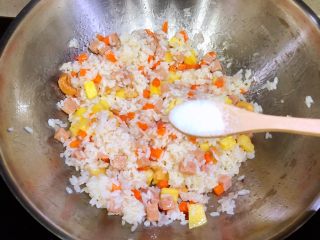 15、泰式菠萝饭,加入盐