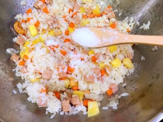 16、泰式菠萝饭,加入糖,翻炒均匀。