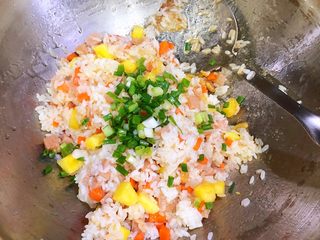 17、泰式菠萝饭,最后撒上葱花就可以出锅了。