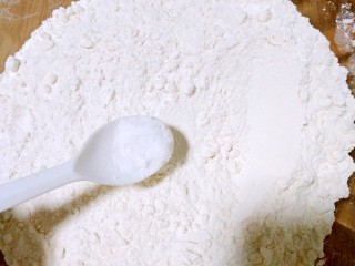 2、陕西油泼面,面粉中加少量盐，这样和出的面会更有筋骨。