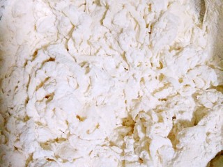 3、陕西油泼面,在面粉中少量多次加入清水，用筷子搅拌成雪花状。