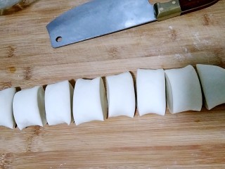4、陕西油泼面,揉成光滑的面团，将和好的面团盖冷布或保鲜膜醒20分钟，然后再揉，再醒，反复2、3次（特别注意：和面时水要一点一点的加，不要一次加够，那样的话煮出的面会糯，口感不劲道。）将醒好的面切成大小合适的面剂。