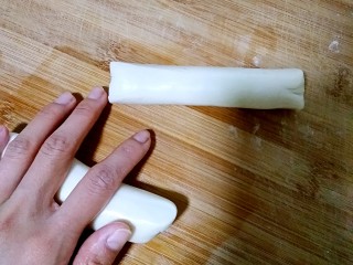 5、陕西油泼面,在面剂外面均匀抹一层薄油，搓成小长条。