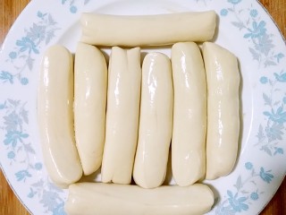 6、陕西油泼面,抹好油，搓好的面剂放在盘中，盖上保鲜膜，再醒15-20分钟。