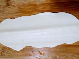 9、陕西油泼面,如图，擀成中间厚两边薄的长条。