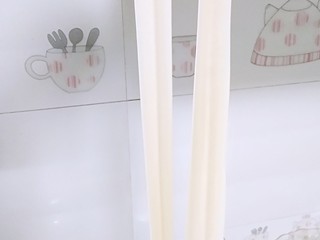 10、陕西油泼面,然后拉起长条的两端，抻开，醒好的面会很容易抻开，且不易断。3厘米宽的裤带面完美显现。