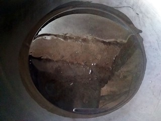 16、陕西油泼面,锅里热油，油烧至8成热。