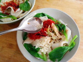 17、陕西油泼面,拿个勺子舀着热油泼把油浇到葱花蒜末辣椒粉和花椒粉上，这时辣椒粉和蒜末被热油一烫吱吱作响，香味立刻扑面而来。（建议不要直接泼 这样主要是控制不好油量，还有就是不均匀）