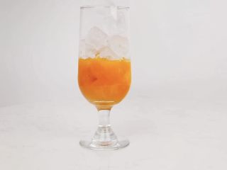 6、夏日微醺饮品,冰爽消暑去疲劳,精神一整天,倒入适量冰块