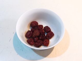 1、枣香玉米烙,把无核干枣放入碗里