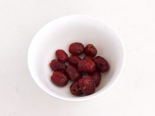 3、枣香玉米烙,把泡发好的红枣捞出来沥干水分