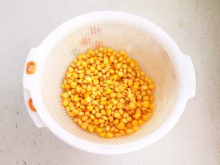 8、枣香玉米烙,把煮好的甜糯玉米捞出来沥干水分