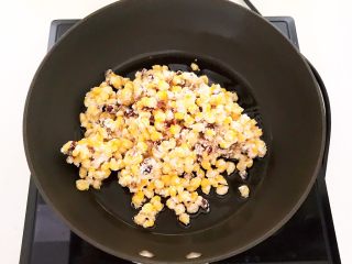 16、枣香玉米烙,炒锅7分热的时候放入玉米粒
