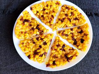 21、枣香玉米烙,把枣香玉米烙切成小块就可以吃了