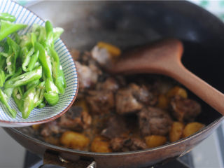 11、土豆烧排骨,锅里留少许汤汁,倒入青椒片