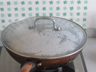 10、土豆烧排骨,盖上锅盖焖熟